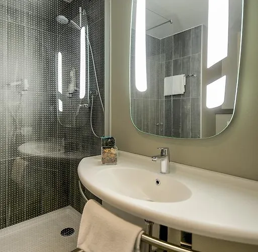 Отель Mermoz Paris Le Bourget