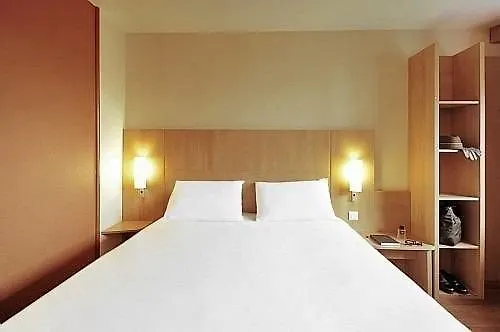 فندق Mermoz Paris Le Bourget لا كورناوْف